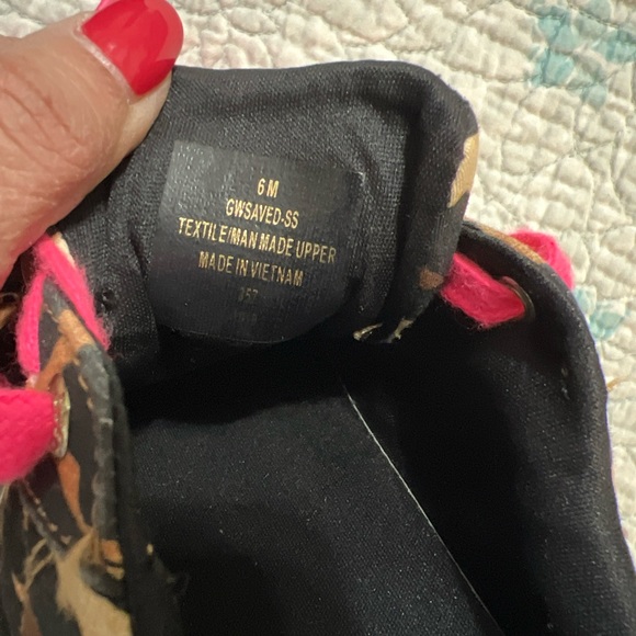 GUESS TENNIS WALKING SHOES SIZE 6 M GWSAVED Lace Up Animal Print - Picture 11 of 11